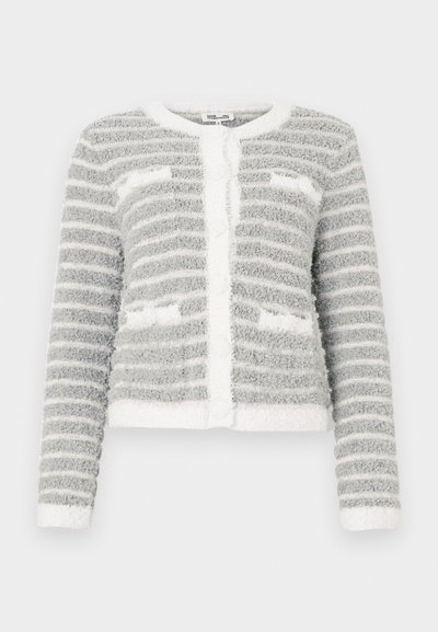 Γκρί και λευκή ριγωτή χνουδωτή ζακέτα με μακριά μανίκια, στρογγυλή λαιμόκοψη και τσέπες μπροστά.