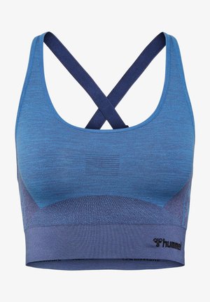 Niebieski stanik sportowy o fakturowanym wykończeniu, z krzyżującymi się ramiączkami w ciemniejszym odcieniu niebieskiego, szerokim pasem i logo na dole.