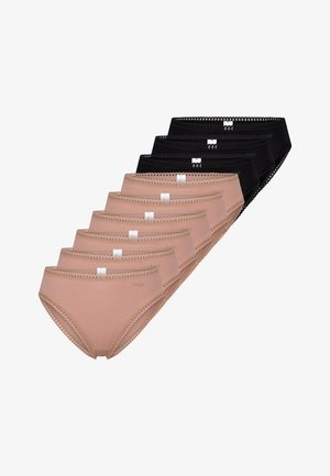 Set aus acht Höschen in Schwarz und Beige, gefertigt aus weichem Material mit glatter Textur und Spitzenbesatz entlang des Bunds.