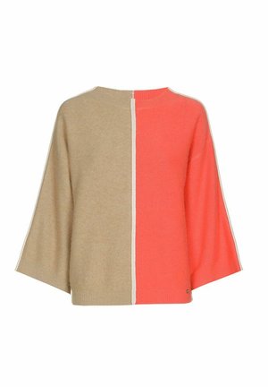 Pull à manches larges avec un design fendu, beige à gauche et corail à droite, doté d'un col et d'un ourlet côtelés.