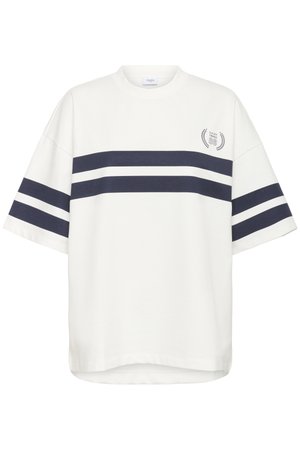 Hvid bomulds t-shirt med mørkeblå vandrette striber og rund halsudskæring. Har et lille broderet logo på brystet og korte ærmer.