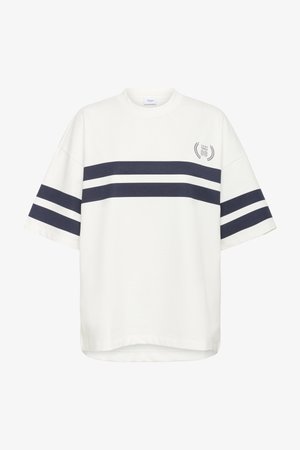 Hvid bomulds t-shirt med mørkeblå vandrette striber og rund halsudskæring. Har et lille broderet logo på brystet og korte ærmer.