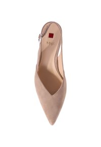 Scarpa slingback in suede beige con punta affusolata, fianchi aperti e un accentuato chiusura in argento. Realizzata con una texture morbida e un design minimalista.