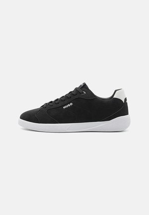 Schwarzer Wildleder-Sneaker mit weißer Sohle und Fersenlasche, schwarzen Schnürsenkeln und "HUGO" Logo an der Seite und Zunge.