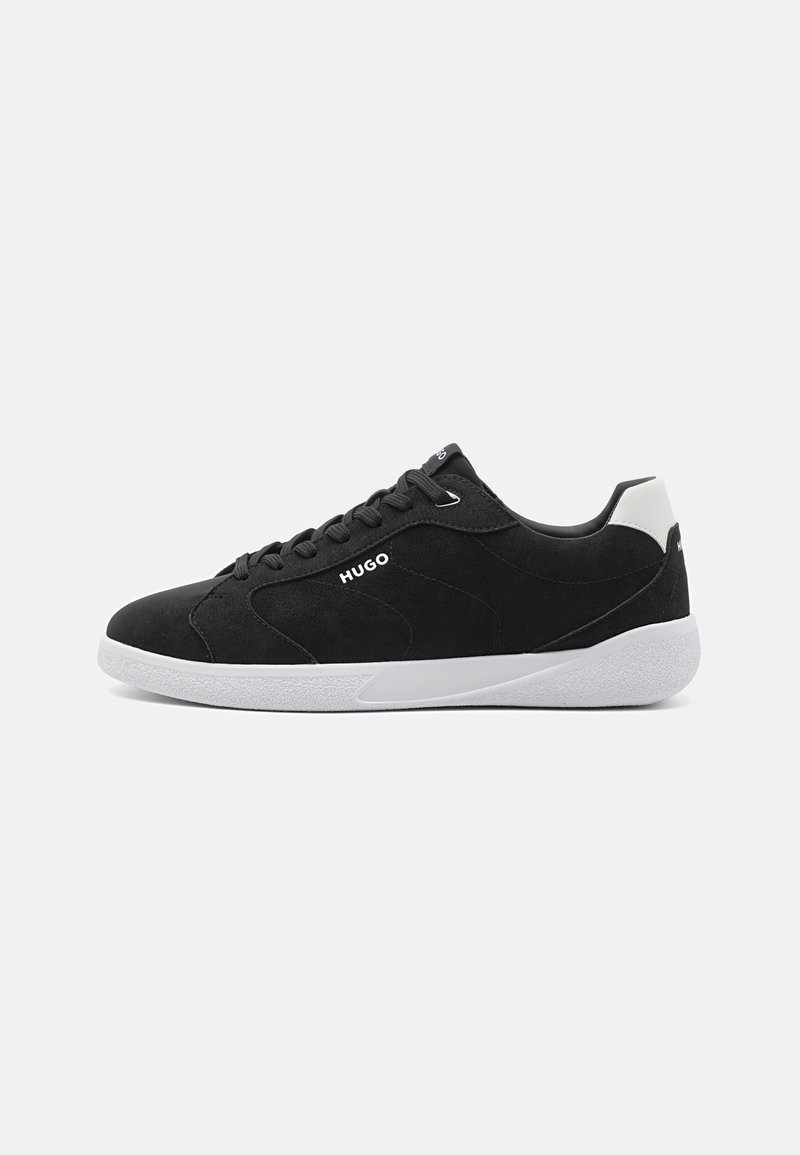 Baskets en daim noir avec semelle blanche et languette de talon, lacets noirs, et logo "HUGO" sur le côté et la languette.