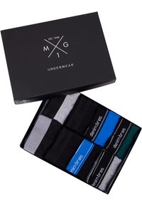 Schwarze Box mit acht Paar Herrenunterwäsche in verschiedenen Farben: Schwarz, Grau, Blau und Grün, mit elastischen Bündchen, die den Markennamen tragen.