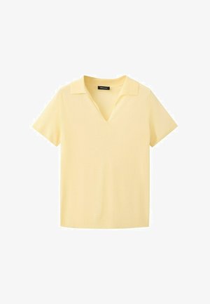 Bladożółta dzianinowa bluzka z krótkim rękawem, kołnierzykiem i dekoltem w kształcie litery V.