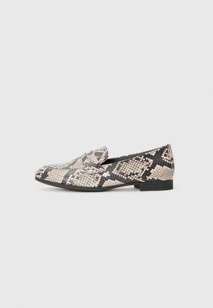 Mocassins à motif en python beiges et noirs, avec un bout arrondi, une semelle plate et un design à enfiler pour un enfilage facile. Matériau synthétique texturé.