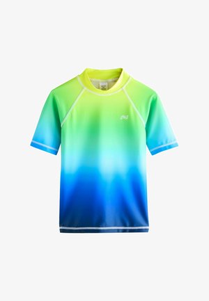 Krótki rękaw rash guard wykonany z lekkiego materiału, z gradientem od żółto-zielonego do niebieskiego, z kontrastującym białym przeszyciem i logo.