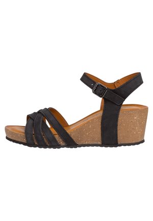 Czarne sandały na koturnie z wieloma nachodzącymi na siebie paskami, platformą o fakturze korka oraz regulowanym paskiem wokół kostki ze srebrną klamrą.
