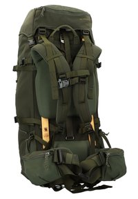 Mochila de tela verde con correas ajustables, gran compartimento principal, bolsillos externos y acentos de madera en el armazón. Construcción duradera.