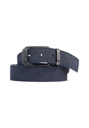 Donkerblauwe suède riem met een matte zwarte metalen gesp en bijpassende lussluiting, getoond opgerold op een witte achtergrond.