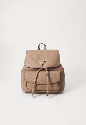 Mini-sac à dos Guess en cuir beige texturé avec motifs de logo embossés, poche avant, fermeture à rabat et cordon de serrage sur fond blanc.