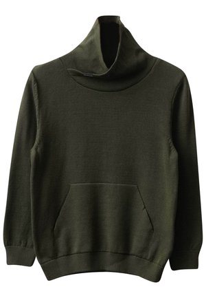 Mørkeoliegrøn strikket trøje med lange ærmer, høj krave og front-kængurulomme, vist mod en hvid baggrund.