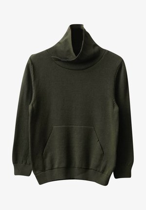 Suéter de punto verde oliva oscuro de manga larga con cuello tipo embudo y bolsillo canguro delantero, mostrado sobre fondo blanco.