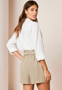 Lipsy BELTED - Shorts - camel