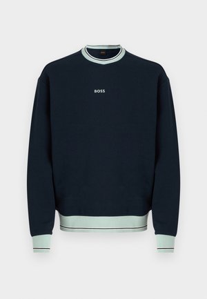 Sötét tengerészkék pulóver világoskék bordázott gallérral, mandzsettákkal és szegéllyel, a mellkason középen egy kicsi, fehér "BOSS" logóval.