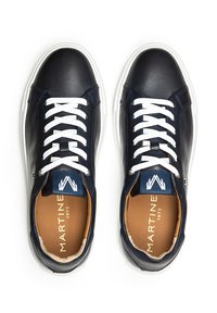 Marineblauwe leren sneakers met witte veters, rubberen zool en een beige interieur. Voorzien van een blauwe tab met logo en gestikte accenten.