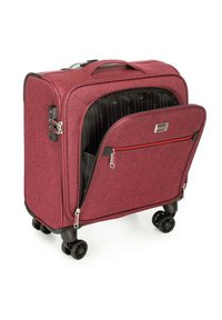 Valise rouge en tissu avec une surface texturée, roues noires et compartiments zippés. Équipée d'une poignée robuste et d'un motif intérieur contrasté.