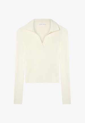 Maglia a maniche lunghe a coste in bianco sporco. Presenta un colletto a punta e una scollatura a V. Il tessuto appare morbido e dalla texture piacevole, adatta per un look casual.