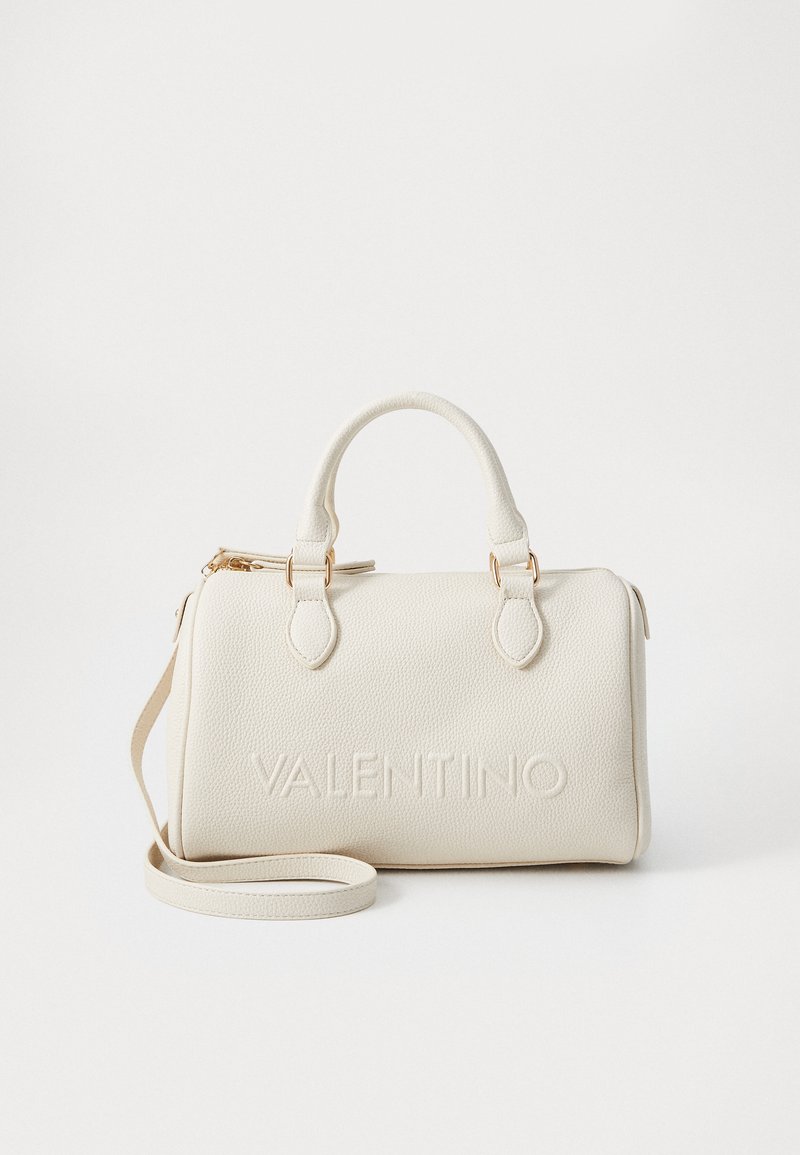 Sac à main en cuir texturé blanc avec deux poignées et une bandoulière amovible. Présente un logo embossé et des accents en matériel doré.