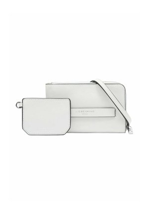 Sac à bandoulière en cuir blanc avec un porte-cartes amovible. Comprend une fermeture zippée, une forme rectangulaire et un logo de marque embossé. Texture lisse.