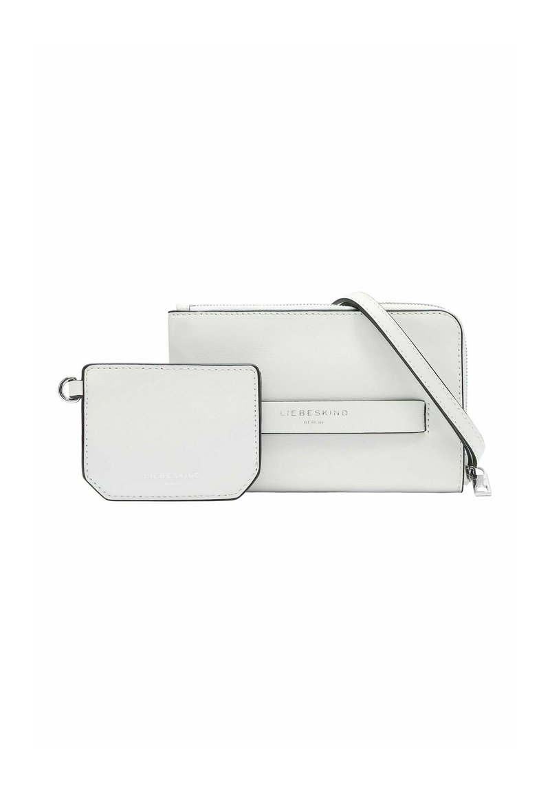 Sac à bandoulière en cuir blanc avec un porte-cartes amovible. Comprend une fermeture zippée, une forme rectangulaire et un logo de marque embossé. Texture lisse.