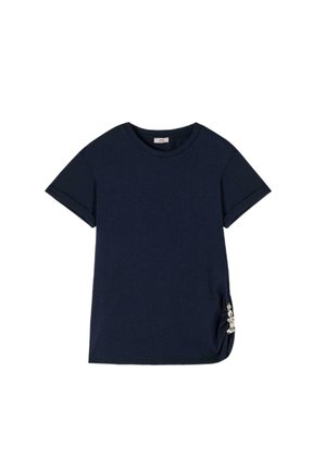 Granatowy T-shirt z krótkim rękawem, okrągłym dekoltem i podwiniętymi mankietami, ozdobiony małym kryształkiem na dolnej prawej stronie.
