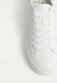 Stradivarius Trainers white Zalando