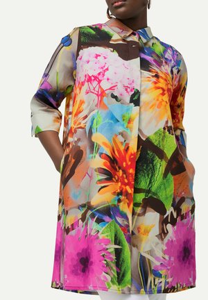 Abito camicia con stampa floreale, colletto, maniche a tre quarti, colori vivaci tra cui rosa, arancione, verde e blu, con tasche laterali.