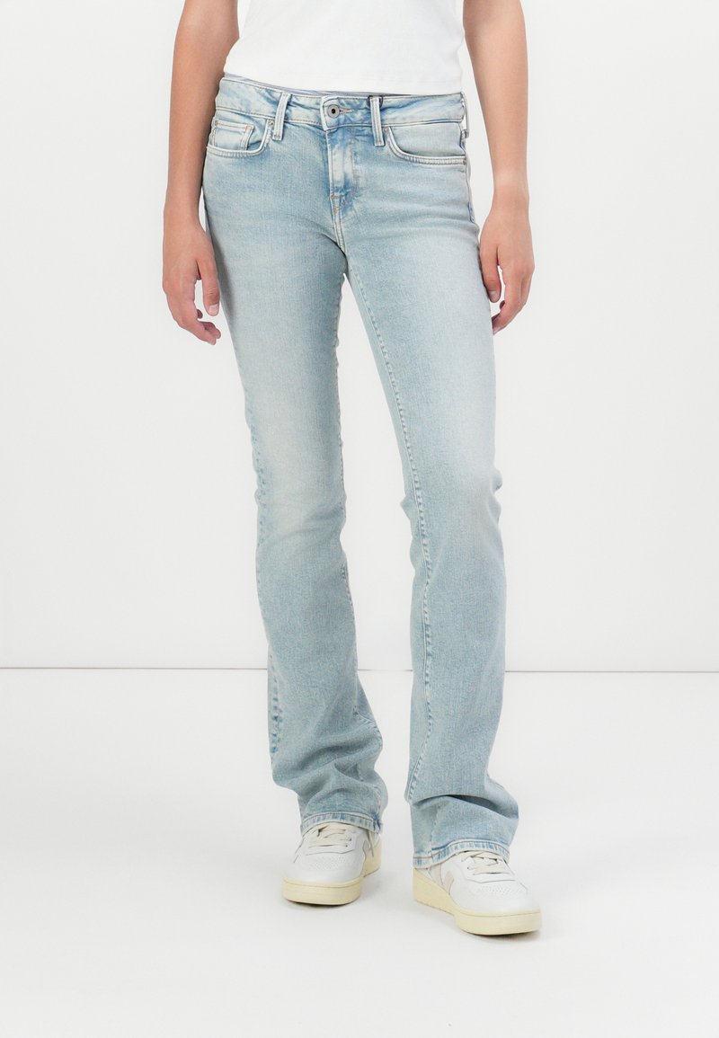 Lys blå denimjeans med rett ben-design, fem lommer, subtil falming og klassisk knapp- og glidelås-lukking.
