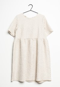 Kortärmad, knädlång klänning gjord av strukturerad beige tyg med en sammanbunden midja och rund halsringning. Har en enkel, enfärgad design.