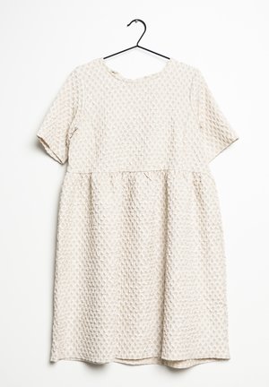 Vestido de manga corta, hasta la rodilla, hecho de tela texturizada beige con un cinturón fruncido y un cuello redondo. Presenta un diseño simple y sólido.