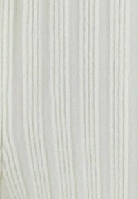 Kościelna tkanina z pionowym teksturą żłobiącą, z naprzemiennie uniesionymi i płaskimi liniami, tworzącymi subtelną głębię i wzór.