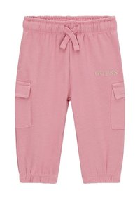 Pantaloni cargo rosa realizzati in materiale morbido, con vita elastica e cordoncino, tasche laterali e logo ricamato "GUESS".