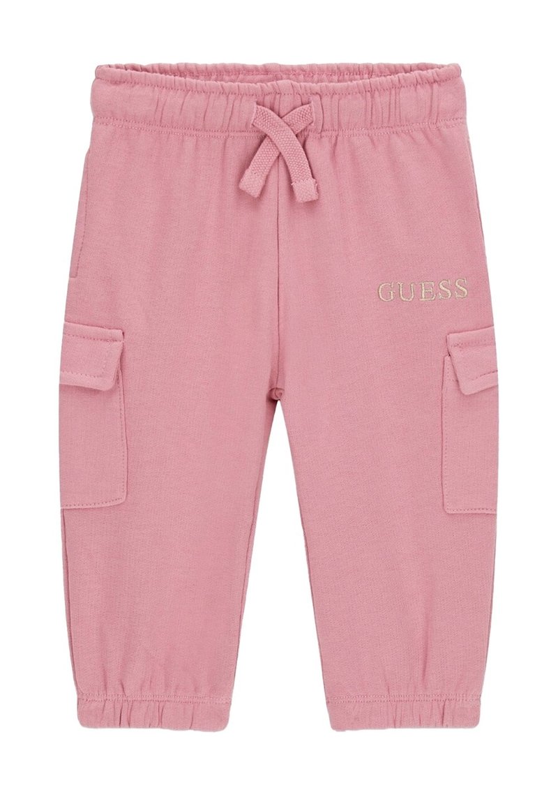 Pantaloni cargo rosa realizzati in materiale morbido, con vita elastica e cordoncino, tasche laterali e logo ricamato "GUESS".