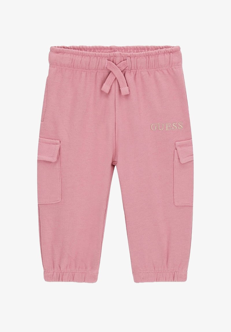 Pantaloni cargo rosa realizzati in materiale morbido, con vita elastica e cordoncino, tasche laterali e logo ricamato "GUESS".
