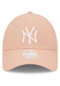 Rosa Baseballkappe aus strukturiertem Stoff, mit einem auffälligen weißen gestickten "NY"-Logo und einem runden Markenschild auf dem Schild.