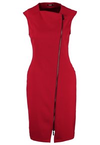 Robe rouge sans manches longueur genou avec une fermeture éclair asymétrique sur le devant et un petit col.