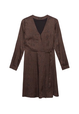 Bruine wikkeljurk met lange mouwen, voorzien van een subtiele dierenprint, V-hals en een strikceintuur in de taille. Soepele textuur.