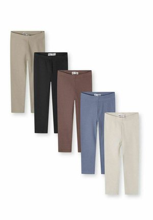 Cinq paires de leggings pliés en beige, noir, marron, bleu et blanc cassé, disposées en diagonale sur un fond blanc.
