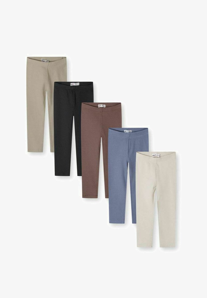 Cinq paires de leggings pliés en beige, noir, marron, bleu et blanc cassé, disposées en diagonale sur un fond blanc.