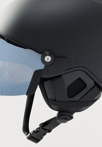 Fekete bukósisak sima matt felülettel, áttetsző plexivel, állítható pánttal és szellőzőhálós díszítésekkel. Jellegzetes POC márkajelzés.