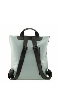 Zaino in materiale impermeabile grigio chiaro con accenti neri, maniglia superiore, spallacci regolabili e tasca con zip laterale.