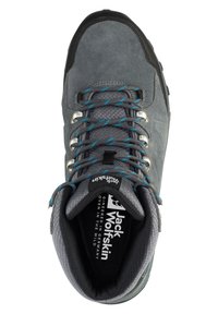Stivale da trekking in suede grigio con cuciture blu a contrasto, occhielli in metallo e colletto imbottito. Marchio visibile sulla soletta. Suola testurizzata.