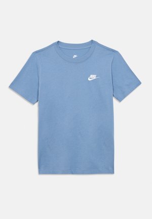 T-shirt en coton bleu clair à manches courtes, col rond, avec un logo Nike blanc sur la partie gauche de la poitrine. Texture douce et design simple.