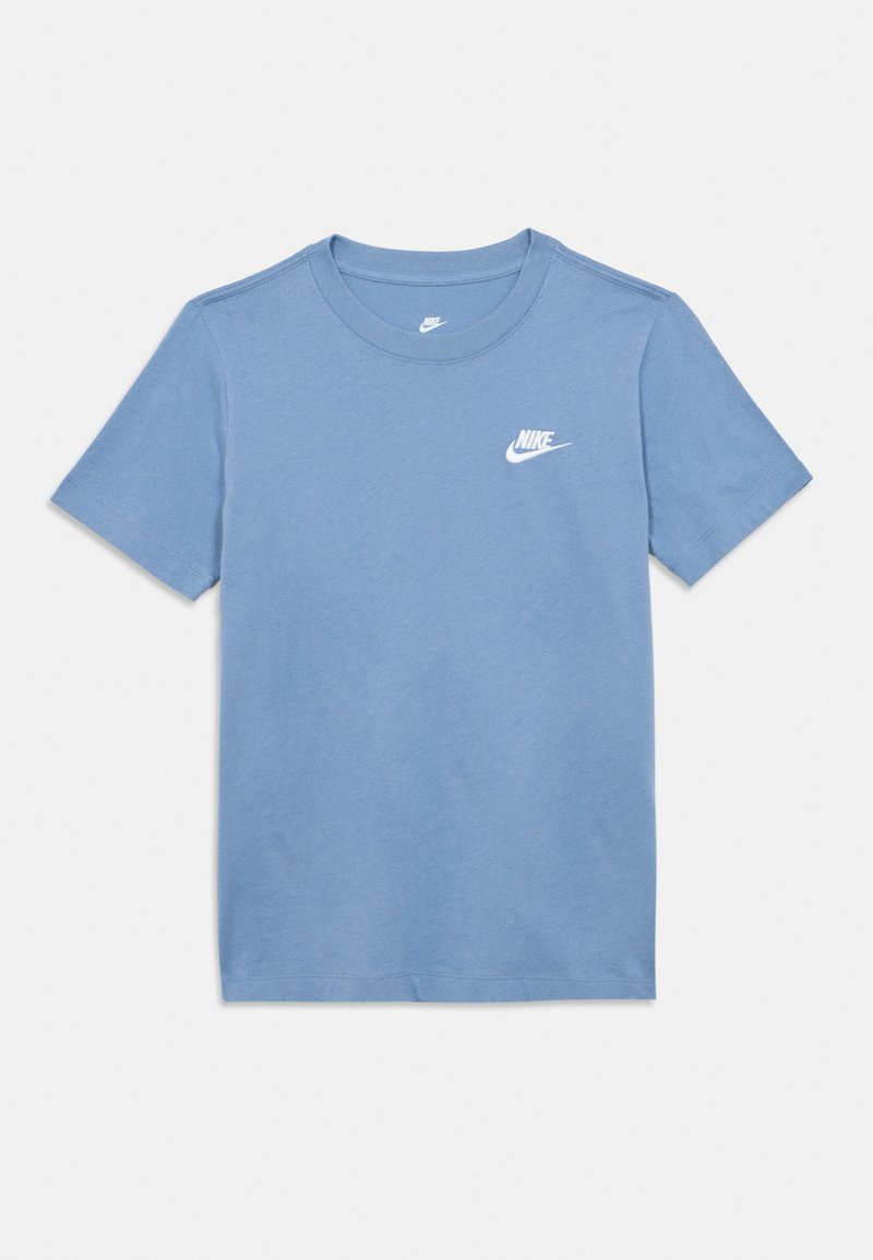 T-shirt en coton bleu clair à manches courtes, col rond, avec un logo Nike blanc sur la partie gauche de la poitrine. Texture douce et design simple.