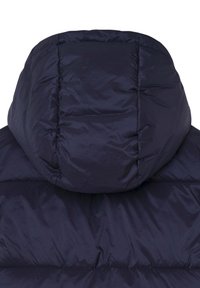 Mörkblå puffjacka med huva, med quiltad yta och rundade axlar, sedd bakifrån.