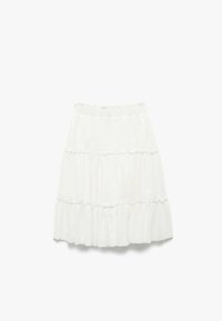 Falda blanca de capas hecha de tejido ligero. Cintura elástica. Presenta un tejido texturizado y sutiles detalles de volantes a lo largo de las capas.
