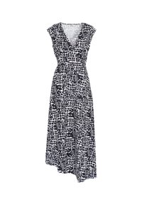 Vestido de estampado en blanco y negro con escote en V, mangas cortas, cintura ajustada y una falda fluida que cae por debajo de la rodilla.